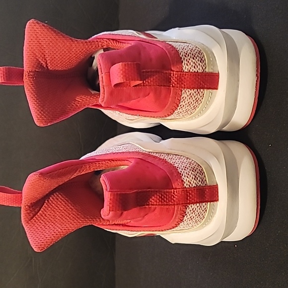 Puma sneakers size 10 - Picture 3 of 8